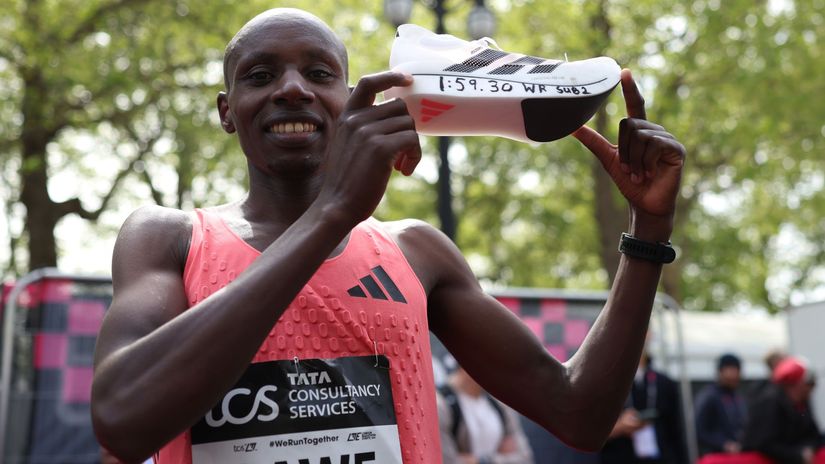 Sabastian Sawe wearing the adizero adios pro evo 3 during his record-breaking London Marathon run